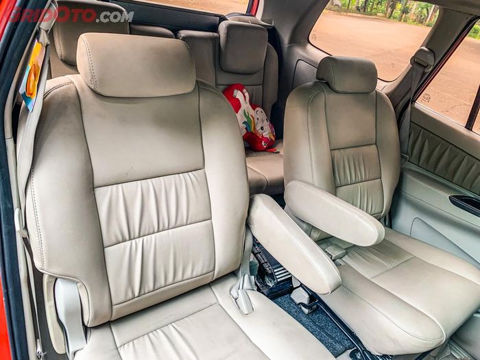 Pasang captain seat Innova tipe Luxury di kabin baris kedua