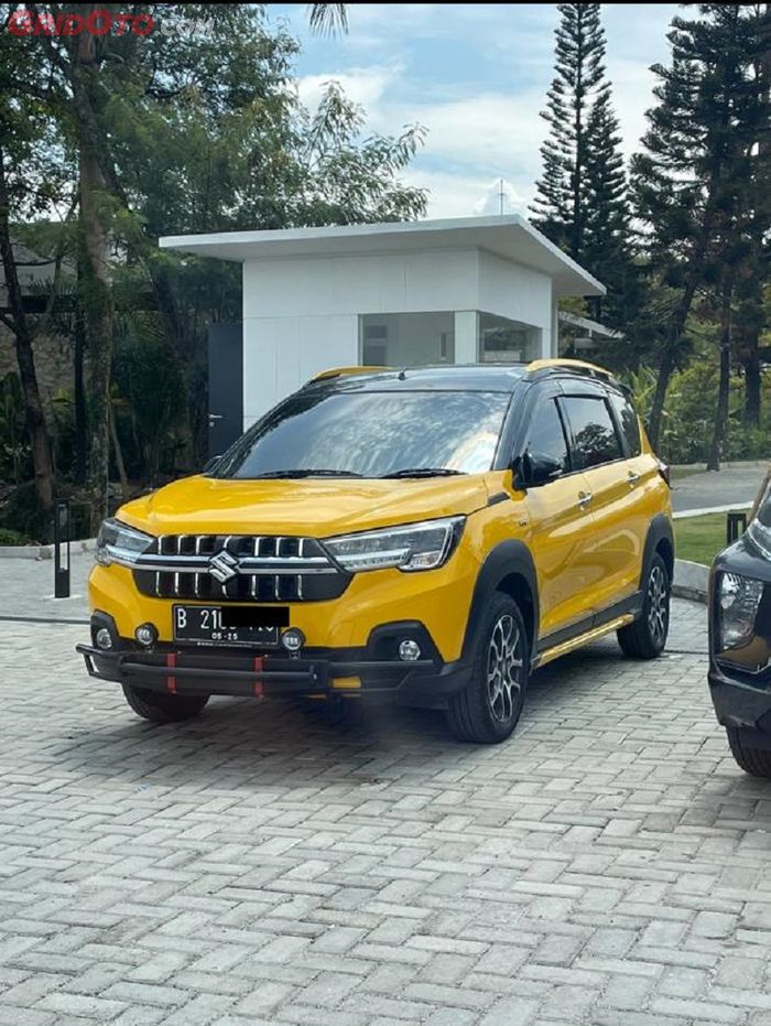 Salah satu pilihan warna Kuning gading pada Suzuki XL7