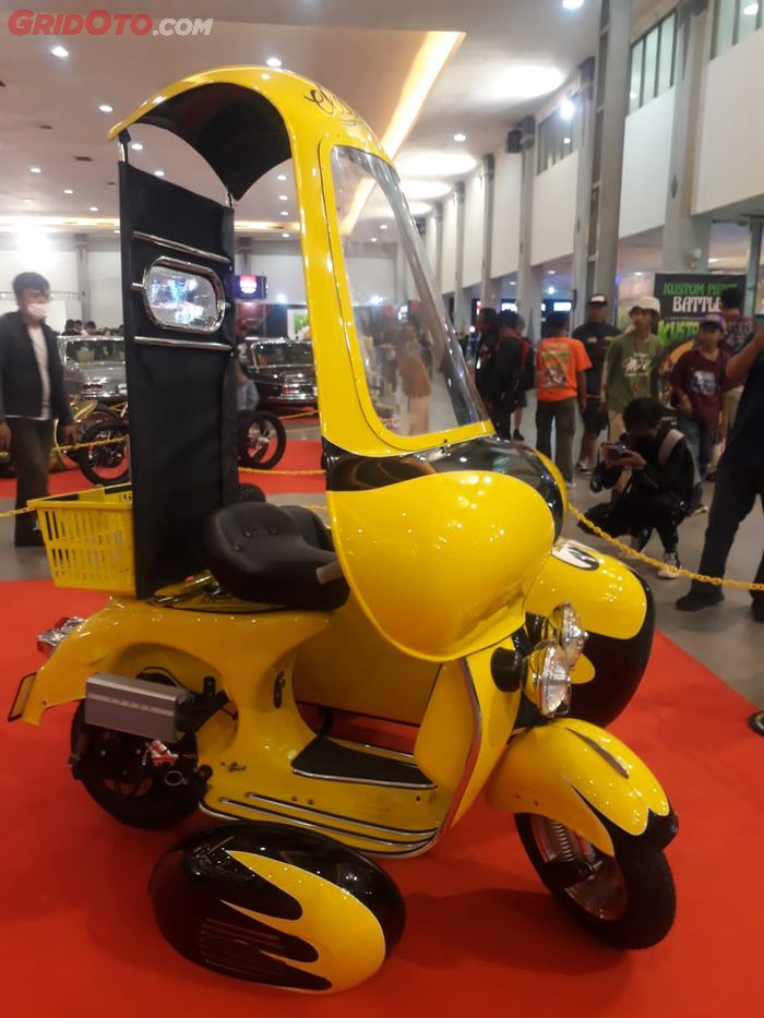 Vespa dengan atap garapan Moon Eye