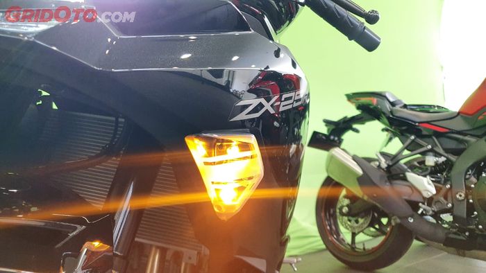 New Kawasaki Ninja ZX-25R sudah pakai lampu sein LED