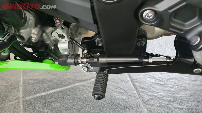 Fitur Kawasaki Quick Shifter (KQS) di Ninja ZX-25R ABS SE dan Ninja ZX-25RR