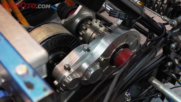 Motor Traksi yang Terhubung ke Girboks Reduction Gear di Mobil Listrik Arjuna Formula EV