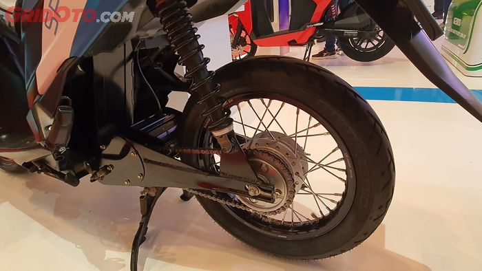 Honda Vario 125 Electric garapan Spora EV pakai motor listrik tipe mid drive dengan sambungan gear dan rantai ke roda  belakang 