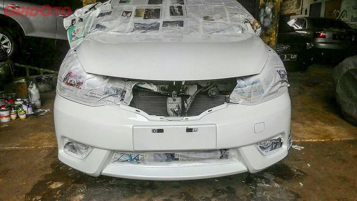 Ilustrasi mobil yang diperbaiki di bengkel bodi