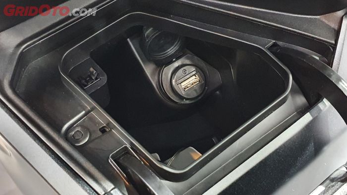 Laci depan dan USB charger New Honda Vario 125