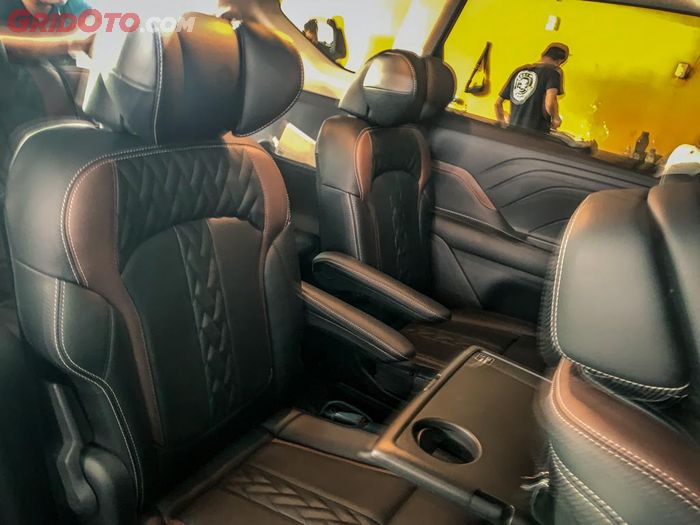 Captain seat asli Hyundai Stargazer dijahit elegan plus sepasang meja lipat