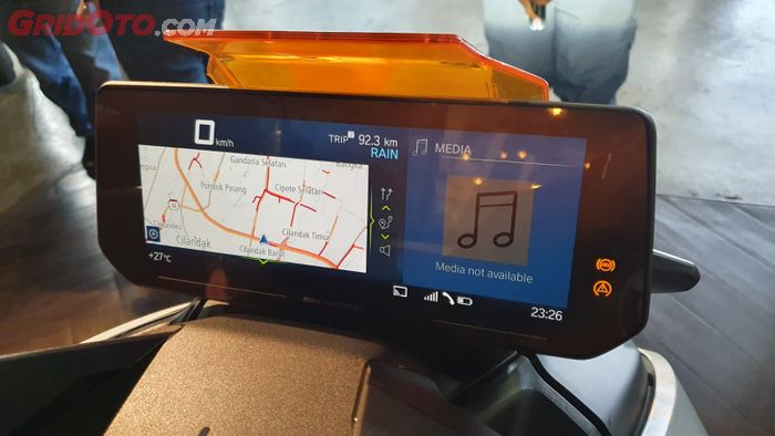 Panel instrumen TFT milik BMW CE-04 bisa terhubung smartphone