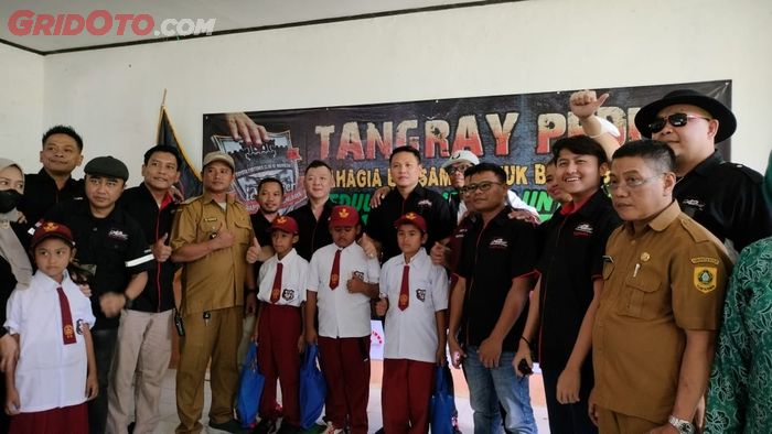 Simbolis pemberian santunan dari ID42NER Chapter Tangray kepada para pelajar di SD Batujajar 4, Cigudeg, Kabupaten Bogor, Jawa Barat.