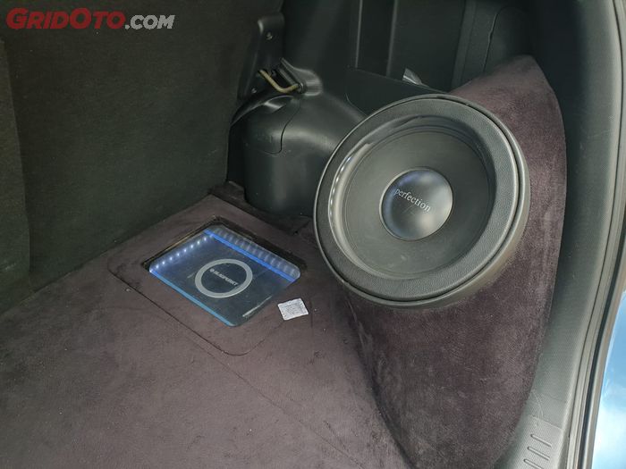Upgrade audio dengan ditambah subwoofer dan DSP di Honda Fit milik Bani