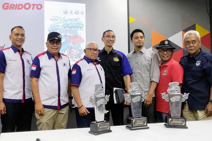 Perwakilan dari Volkswagen Van Club (VVC) bersama para sponsor yaitu Jakarta Storm Speed, Adhi City, dan IMI dalam konferensi pers drag race VW Go and Fast.