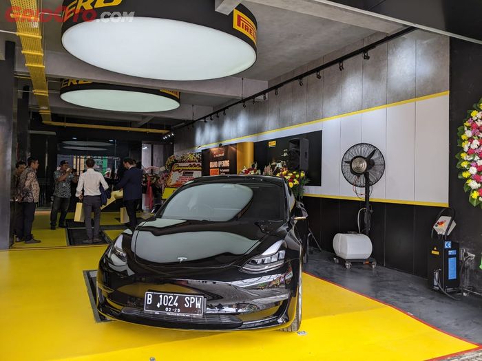  Pirelli bersama distributor resminya Holy Ban Indonesia membuka outlet Pirelli Performance Center di Jakarta Selatan, Sabtu (15/10/2022).