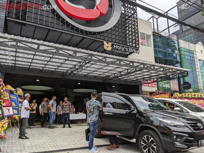  Pirelli bersama distributor resminya Holy Ban Indonesia membuka outlet Pirelli Performance Center di Jakarta Selatan, Sabtu (15/10/2022).