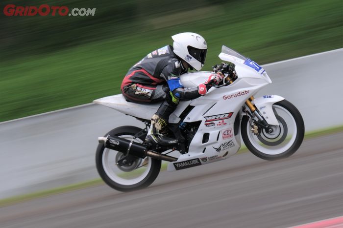 Fariz Ibrahim yang membela YROI Official bersama Yusuf Ibrahim yang dinobatkan sebagai pemenang kelas 250 Community Yamaha Endurance Festival 2022.