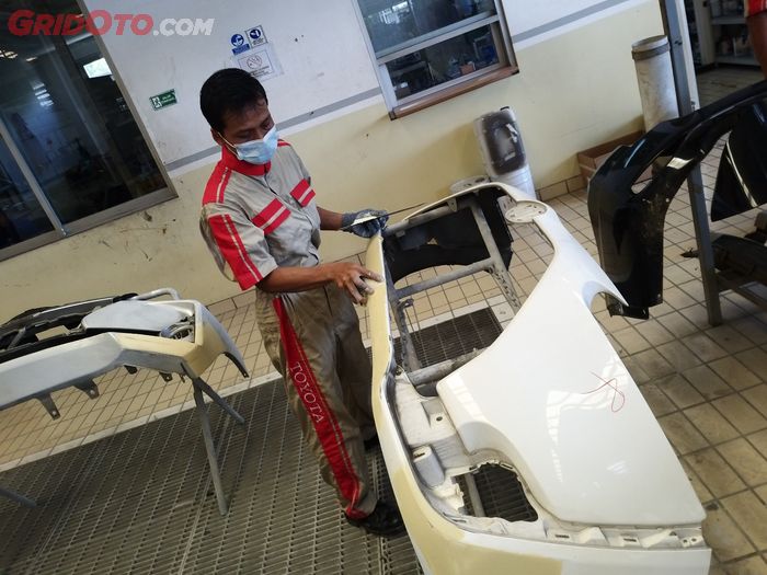 Proses dempul pada bodi di bengkel resmi Toyota Auto2000 body &amp; paint Pasar Kemis