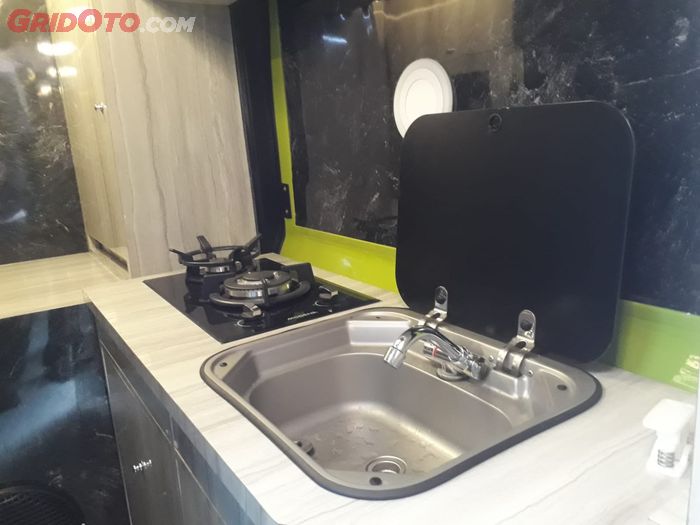 Area dapur ada sink, kompor dan kompartemen tertutup