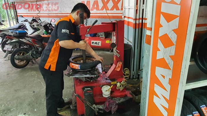Proses pemasangan ban motor di Khay Tire