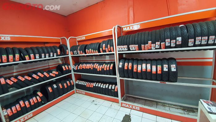 Deretan stock ban motor Maxxis di Khay Tire (M2TC)