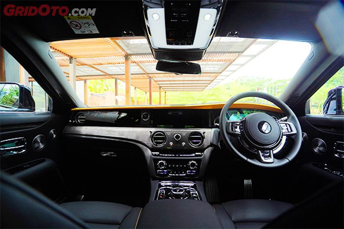 Interior mobil baru Rolls-Royce Black Badge Ghost  penuh dengan aksen karbon
