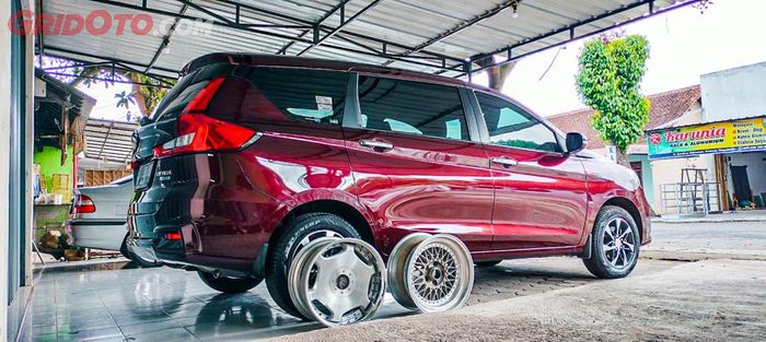 Beberapa set pelek custom dari Creative Tech untuk Ertiga Hybrid