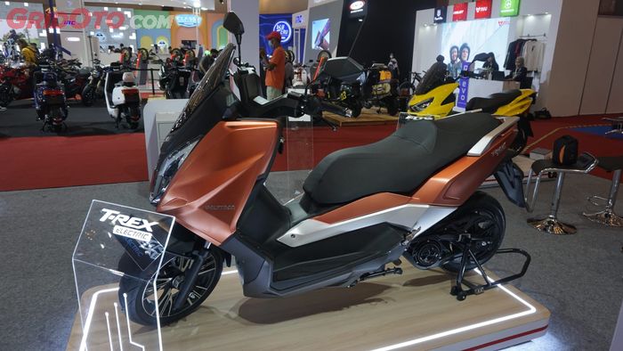Ilustrasi. Motor listrik Polytron T-Rex di IMOS 2022, desain gambot ala skutik 250 cc.