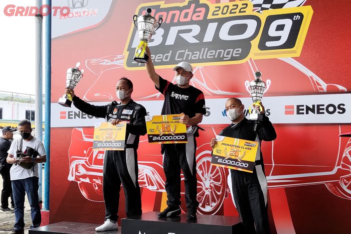 Pemenang OMR Honda Brio Speed Challenge 2022 kelas Promotion dari ki-ka; Aris F. Harvenda, Samuel DO., Raza Zulnizar.