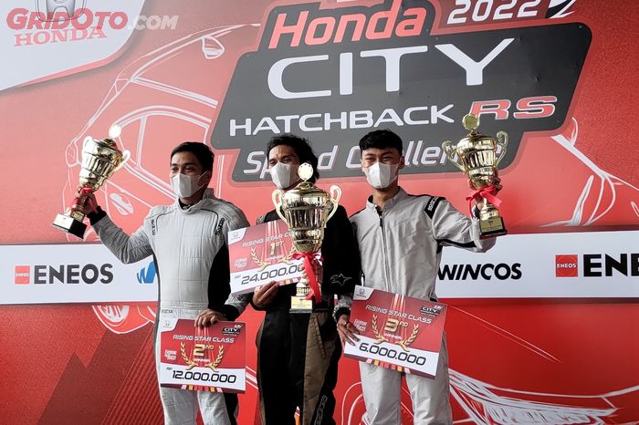 Pemenang OMR Honda City Hatchback RS Speed Challenge 2022 dari ki-ka; Romy Tahrizi, Hendra Bonank, Annis Badro&rsquo;uf .