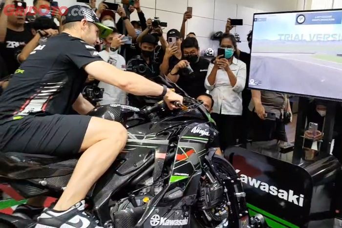 Jonathan Rea mencicipi simulator yang ada di markas besar KMI, dia bilang rasanya agak aneh.