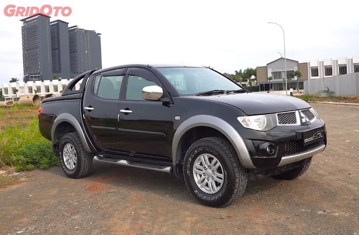 Ilustrasi Mitsubishi Strada Triton Exceed 4x4 AT tahun 2011