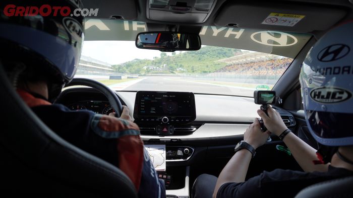Suasana di Dalam Mobil Safety Car Hyundai i30 N Saat Hot Lap di Sirkuit Mandalika
