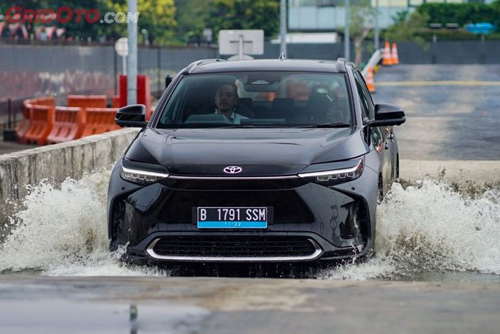 Bedah fitur TSS di mobil listrik Toyota bZ4X terbaru di Indonesia.