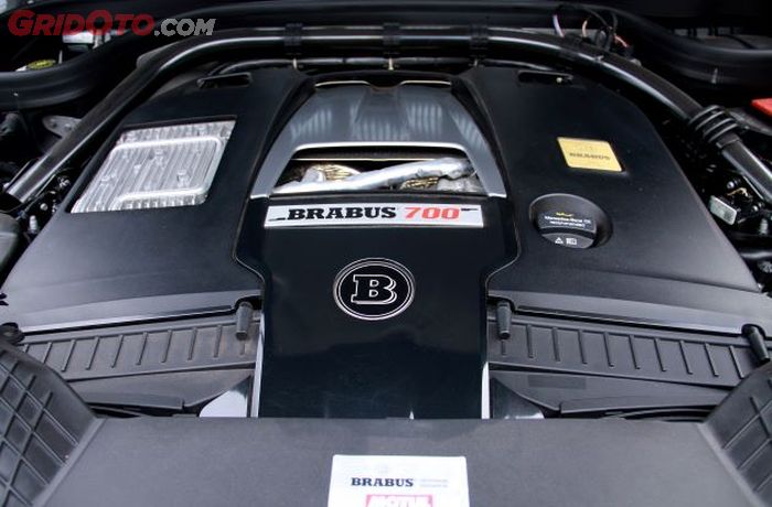 Mesin turut diupgrade pakai part Brabus, powernya tembus 700 hp. Gokil!
