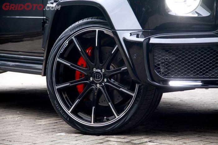Pelek Brabus Monoblock Z ukuran 24x10, dibaliknya juga tersemat kaliper keluaran Brabus. Mewah!