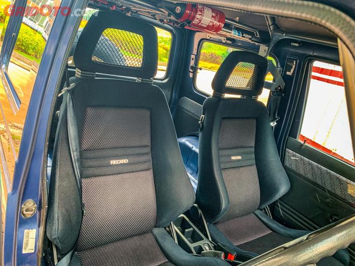 Sepasang jok Recaro LX model jaring, tepat di belakangnya ada rak tersembunyi