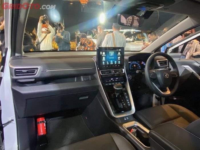 Dashboard Toyota Innova Zenix sudah dilengkapi peredam agar kabin makin senyap