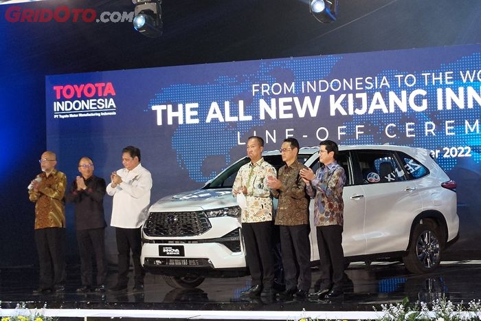 Seremoni produksi pertama Toyota Kijang Innova Hybrid di Indonesia.