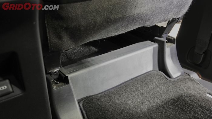 Baterai Toyota Kijang Innova Zenix Hybrid yang Terletak di Kolong Kedua Jok Depan
