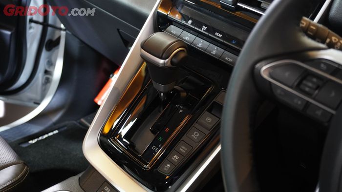 Tuas transmisi matik CVT pada Toyota Kijang Innova Zenix