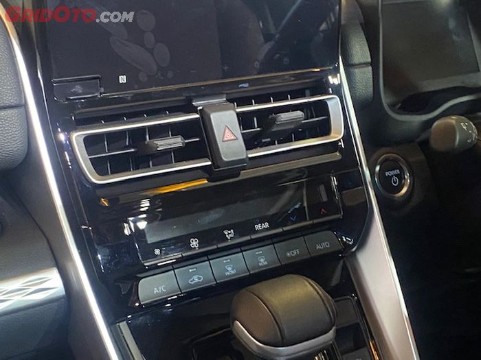 Toyota Kijang Innova Zenix sudah menggunakan digital climate control untuk pengaturan A/C-nya