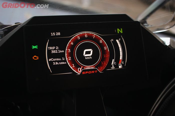 Tampilan mode sport di panel instrumen CFMoto 250SR