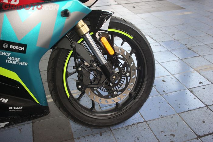 CFMoto 250SR pakai suspensi upside down dan rem cakram radial