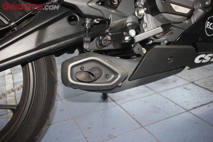 CFMoto 250SR pakai knalpot model underbelly