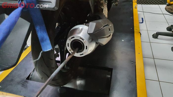 Sering kejadian di atas mesin Dynamometer (Dyno), motor ECU yang belum diremap kemudian ganti knalpot racing kelihatan pembakarannya jadi terlalu kering atau kekurangan bahan bakar
