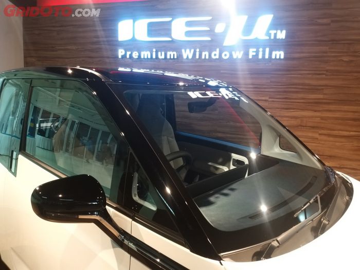 Kaca film ICE-u RT70 Sky Blue sebagai OEM mobil listrik Wuling Air Ev