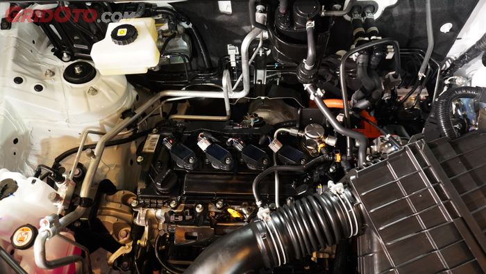Mesin Toyota Kijang Innova Zenix Hybrid yang Memberikan Tenaga ke Generator untuk Mengisi Daya Baterai