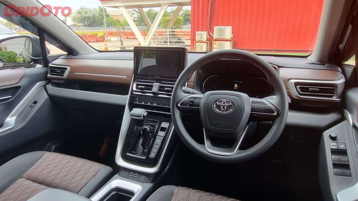 Interior Toyota Innova Zenix G Hybrid.