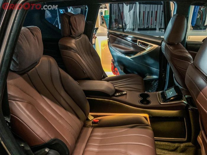 Jok biasa diubah menjadi captain seat berbahan micro fiber