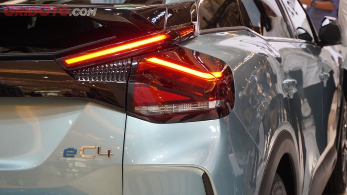 Logo &lsquo;e&rsquo; Pada Mobil Citro&euml;n E-C4 Menandakan Jenis Mobil Listrik Battery Electric Vehicle (BEV)