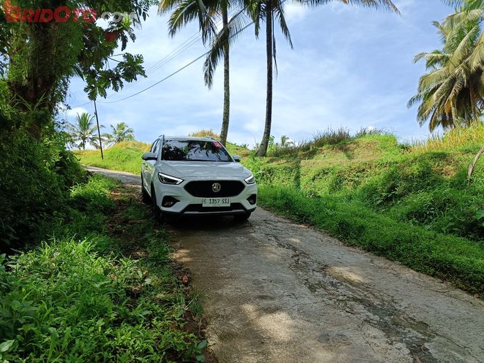 Turunan curam aman berkat fitur hill descent control di MG ZS