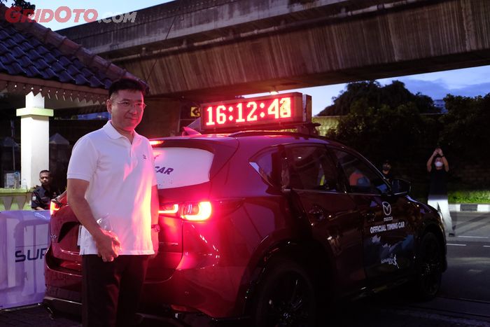 Ricky Thio, Managing Director PT Eurokars Motor Indonesia selaku APM Mazda berpose di depan Mazda CX-5 yang menjadi timing car Superball Run 2022.