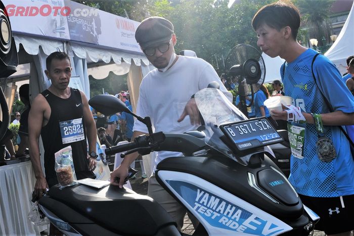 Motor listrik Yamaha E01 sukses membuat para peserta Superball Run 2022 penasaran.